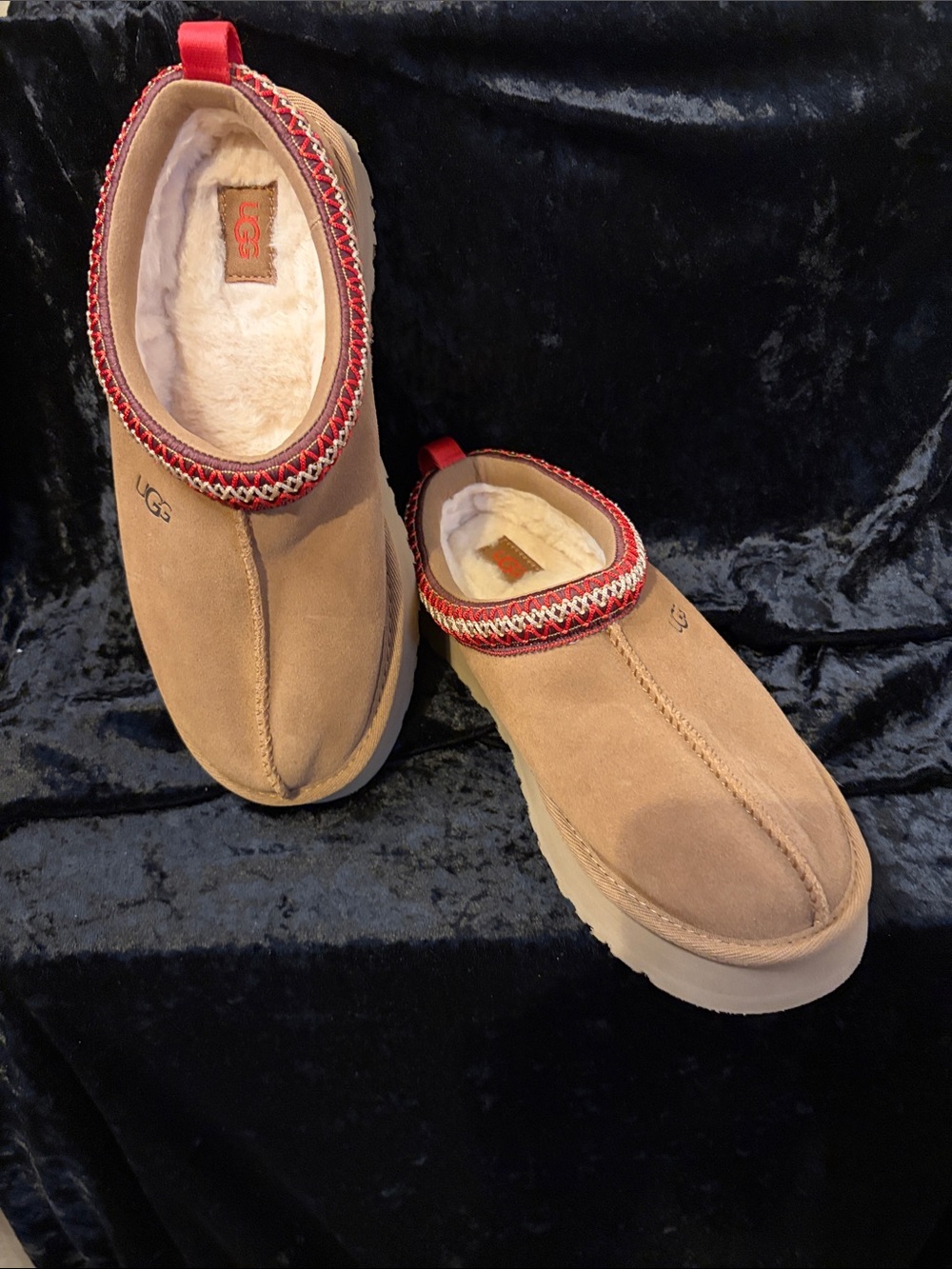 New never worn UGG YOUTH size 4